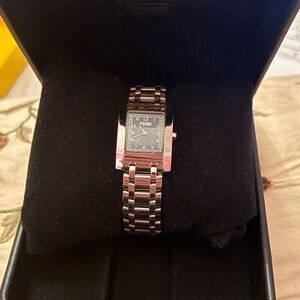NIB Auth Fendi wristwatch 7000L Orologi  (ladies) with black dial silver